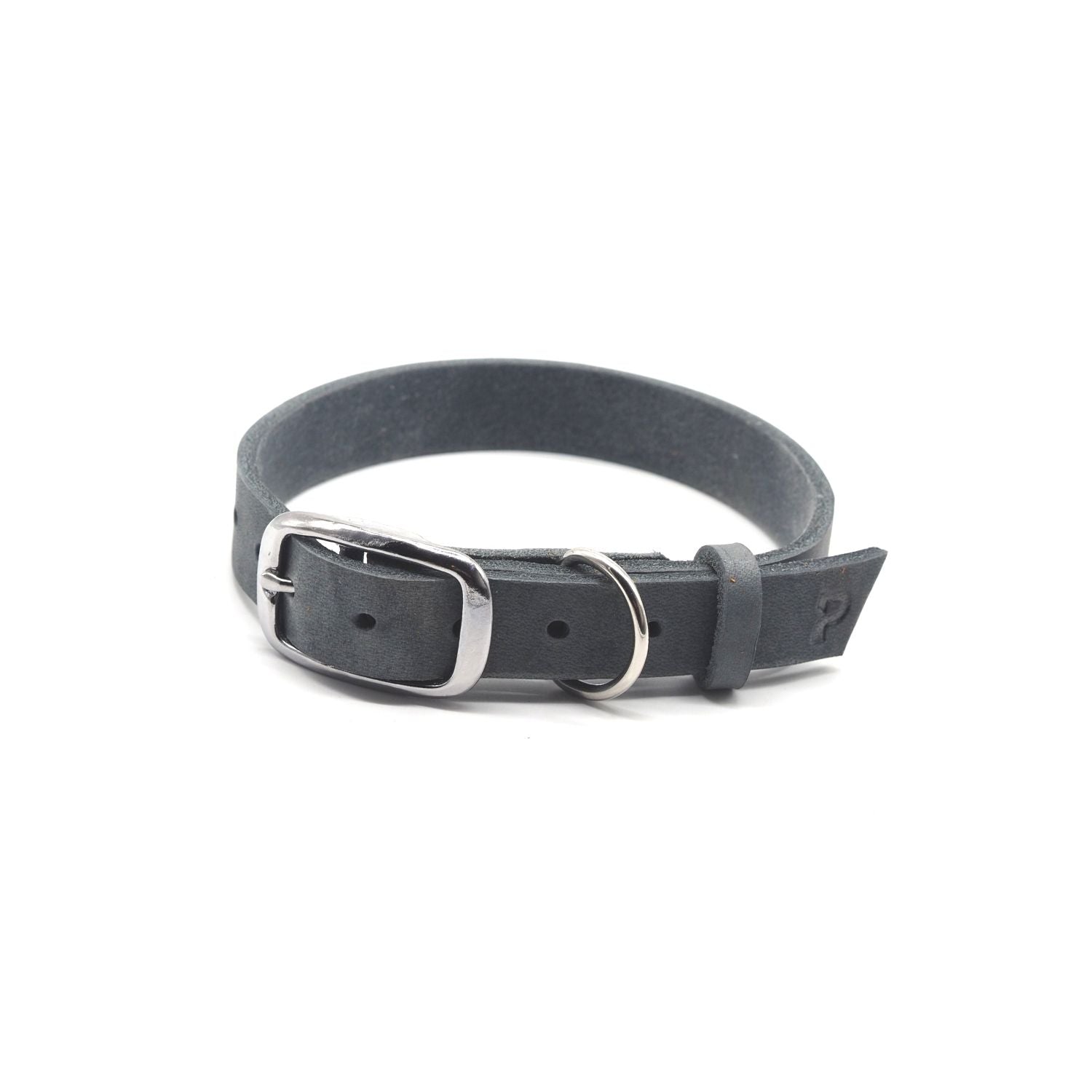 Personalizable puppy collar made of greased leather