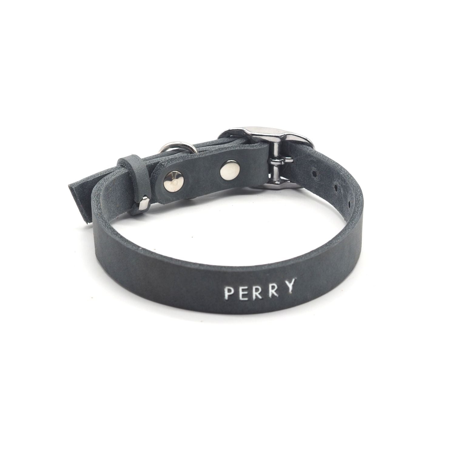Personalizable puppy collar made of greased leather