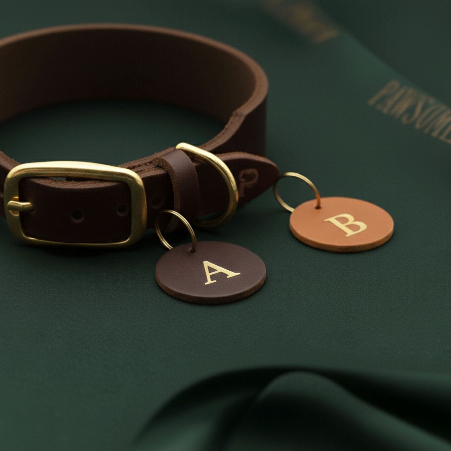 GRATIS zu jedem Lederhalsband | Anhänger mit Hunde-Initial