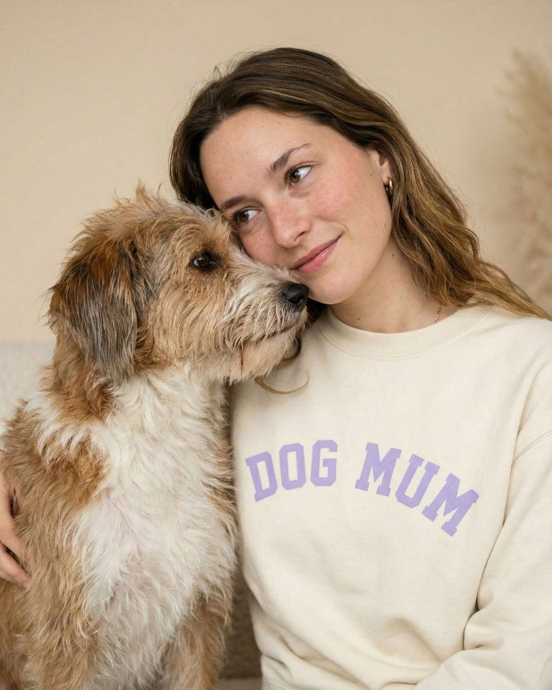 Premium Organic Sweatshirt 'DOG MUM' Lavendel | Vintage White