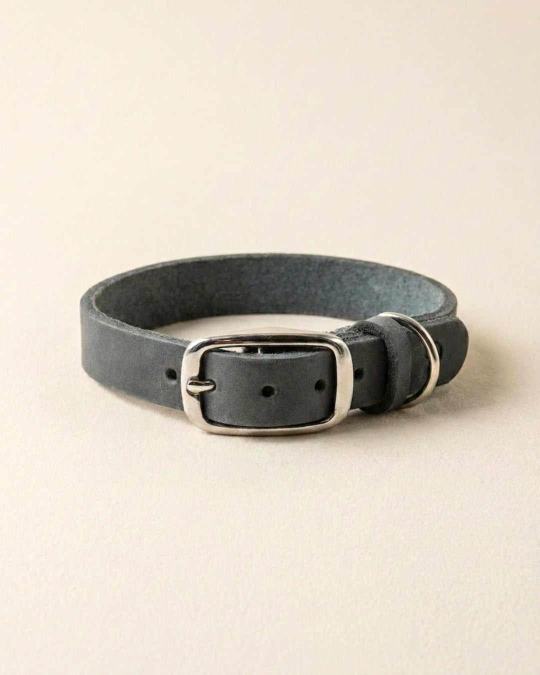 Schmales Lederhalsband in Steingrau