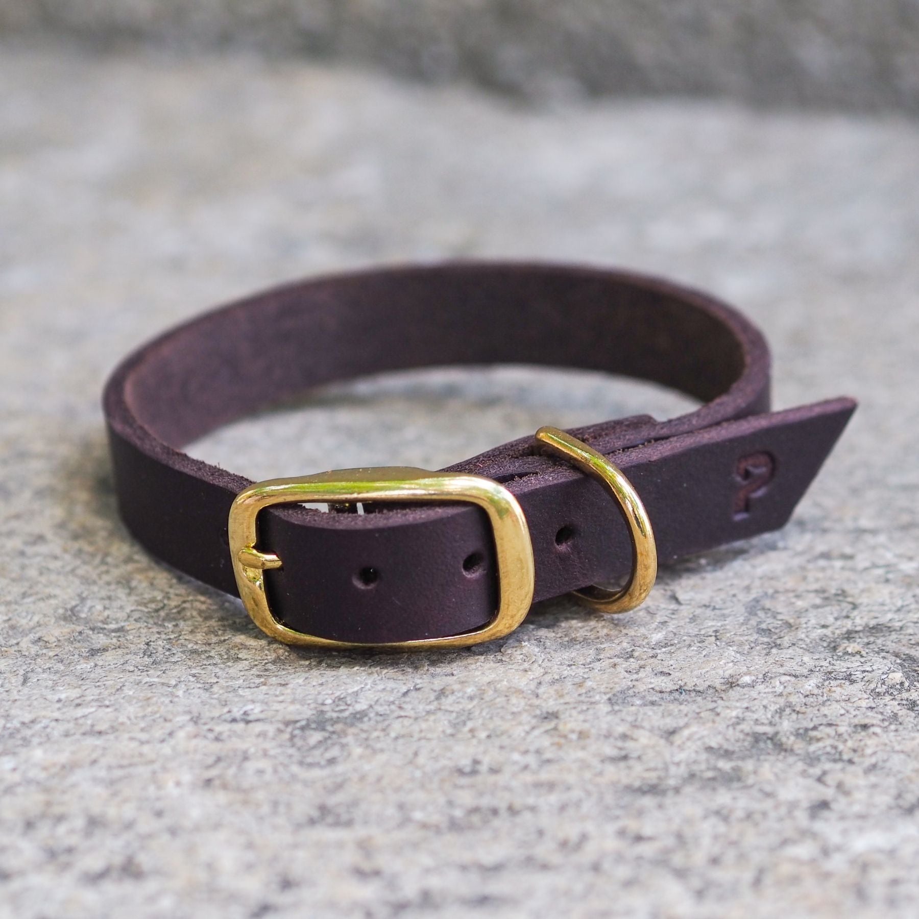 Schmales Lederhalsband in Kastanie