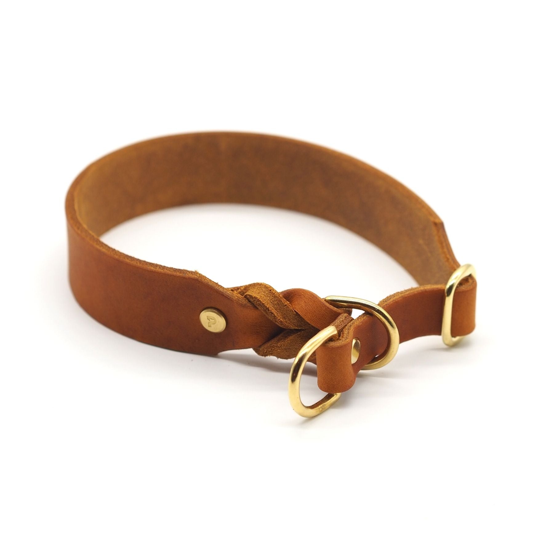 Unser Zugstopp-Halsband in 3 cm Breite kommt völlig ohne Schnickschnack aus, gerade seine Einfachheit macht es so edel und es ist gerade deshalb der ein Hingucker. Zudem ist das Halsband durch das verwendete Fettleder super pflegeleicht und bleibt lange ein treuer Begleiter im Alltag mit Hund. Unsere Zugstopp-Halsbänder sind verstellbar, wachsen also auch ein wenig mit. Wir fertigen sie individuell auf den Halsumfang deines Hundes.