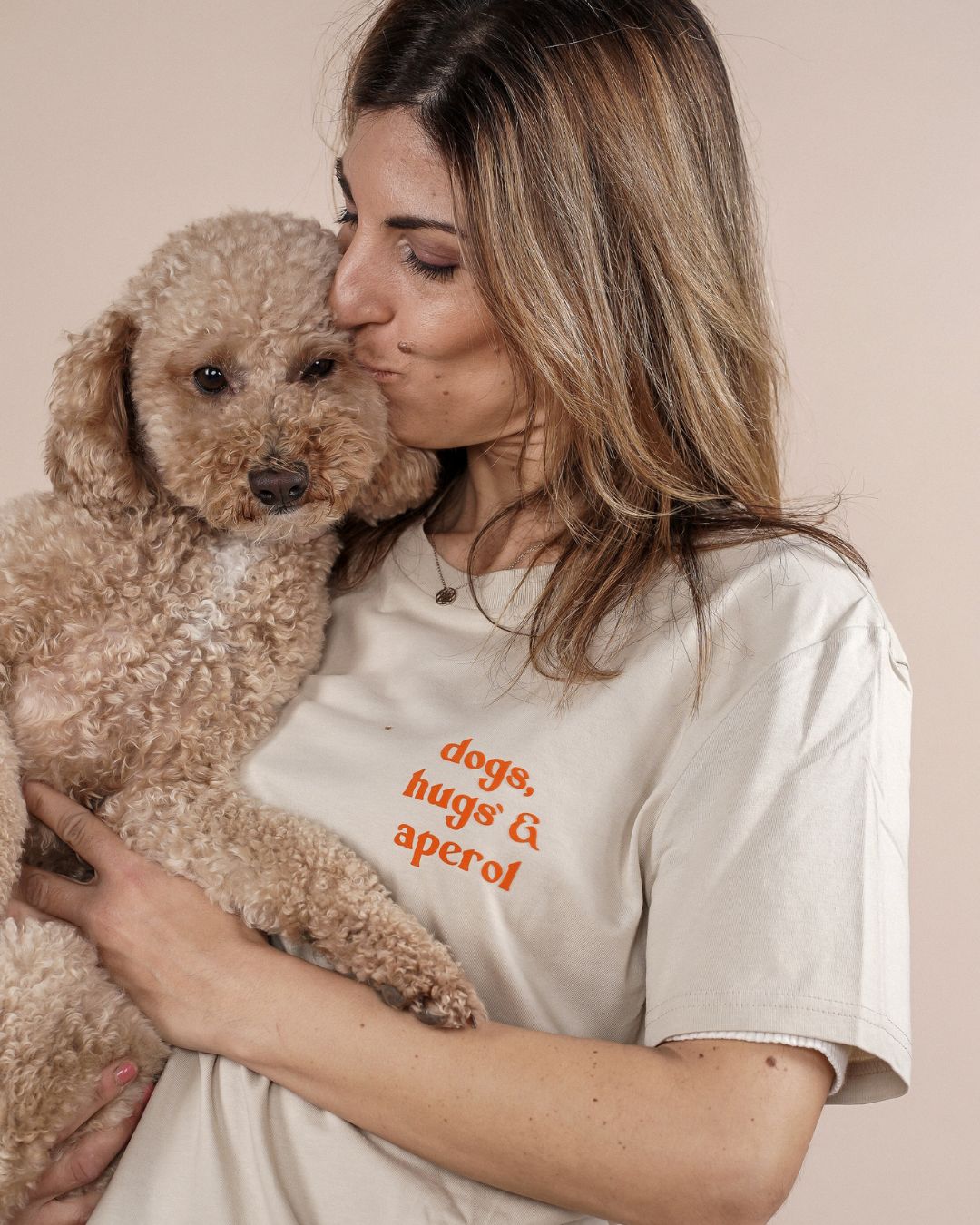 Organic Frauen-Shirt 'dogs, hugs & aperol' | Desert Dust