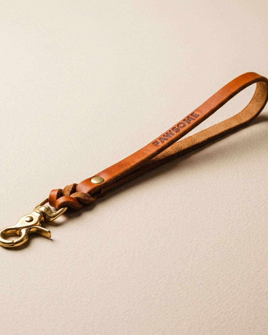 Kurzführer und Hausleine aus Fettleder in Cognac mit Messing-Karabiner