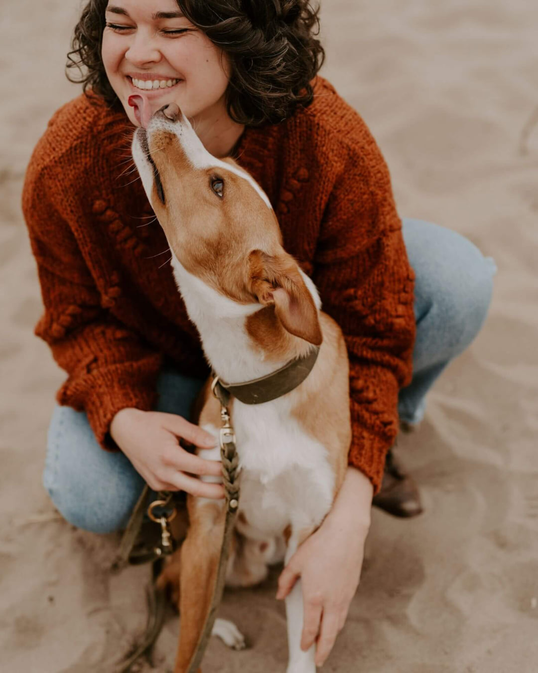 Hund und Frauchen am Strand mit der Hundeleine Bjarki in Olive