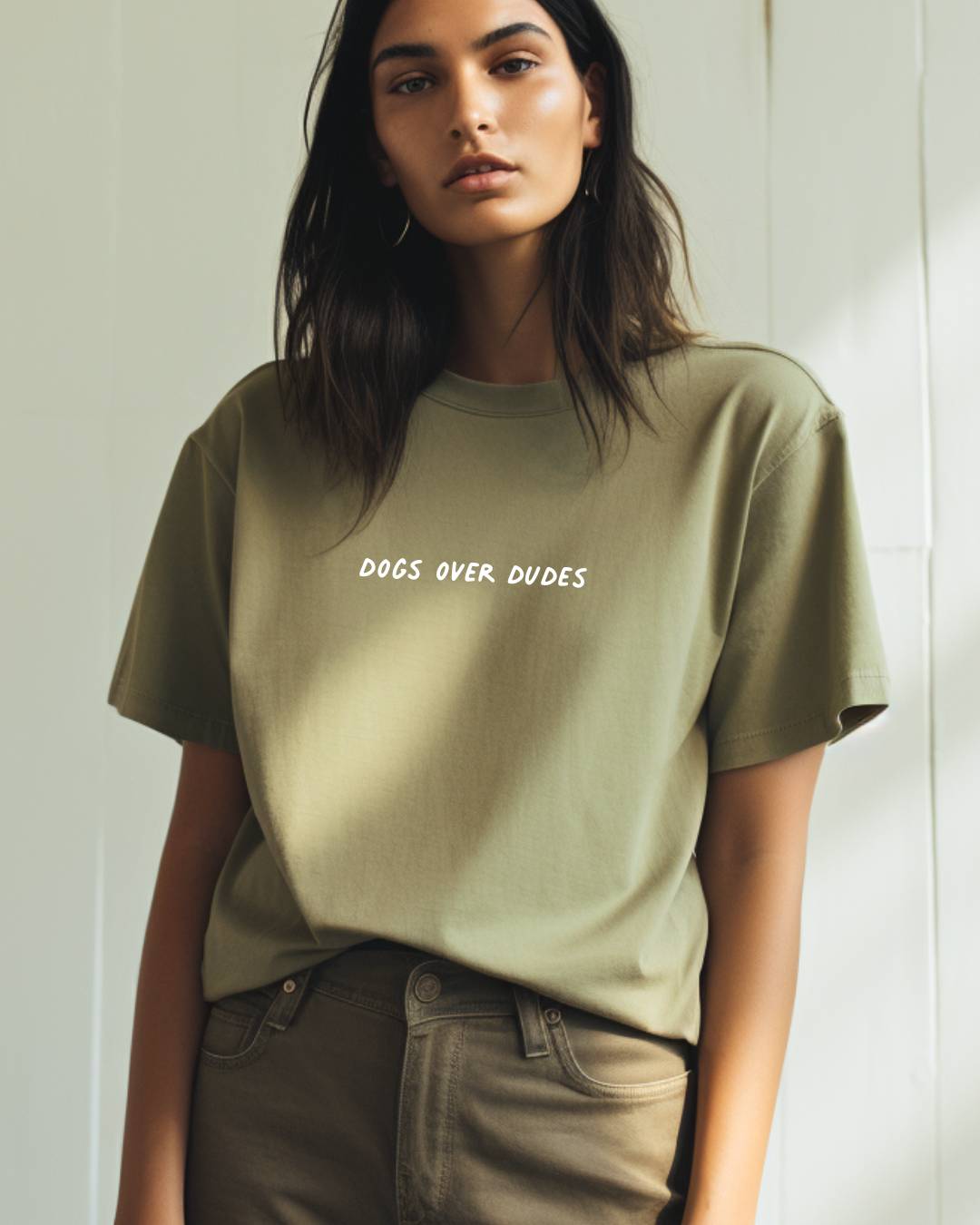 Premium Organic Frauen-Shirt 'dogs over dudes' | Salbei