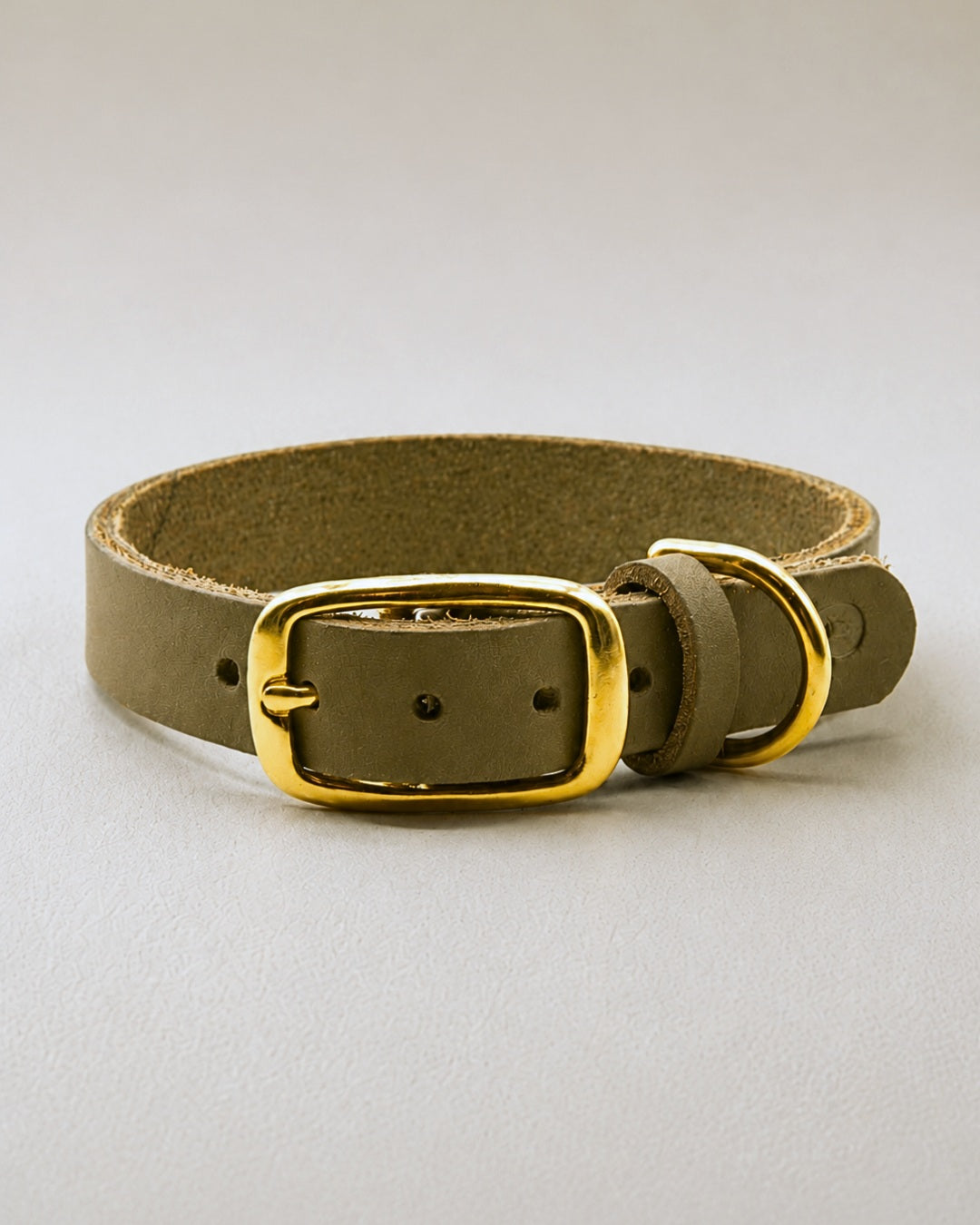 Schmales Lederhalsband in Olive
