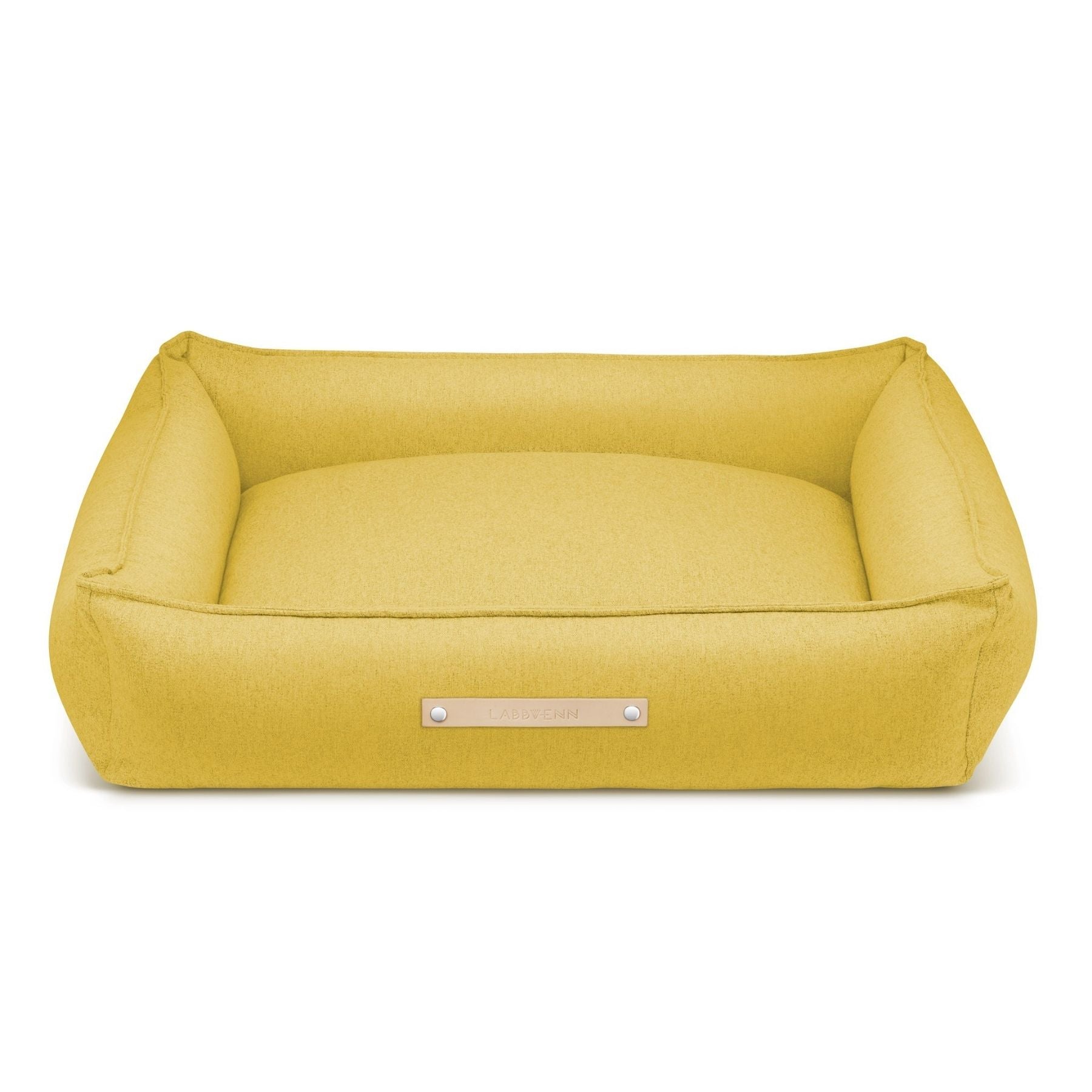 Dieses Bild zeigt ein Hundebett im nordischen Stil von LABBVENN. Es heißt Møvik und ist in drei Farben und drei Größen erhältlich. Das Bett wird für deinen Hund in sorgfältiger Handarbeit hergestellt, ist nachhaltig und sehr luxoriös. Dies ist die Farbe Honey-Gelb.