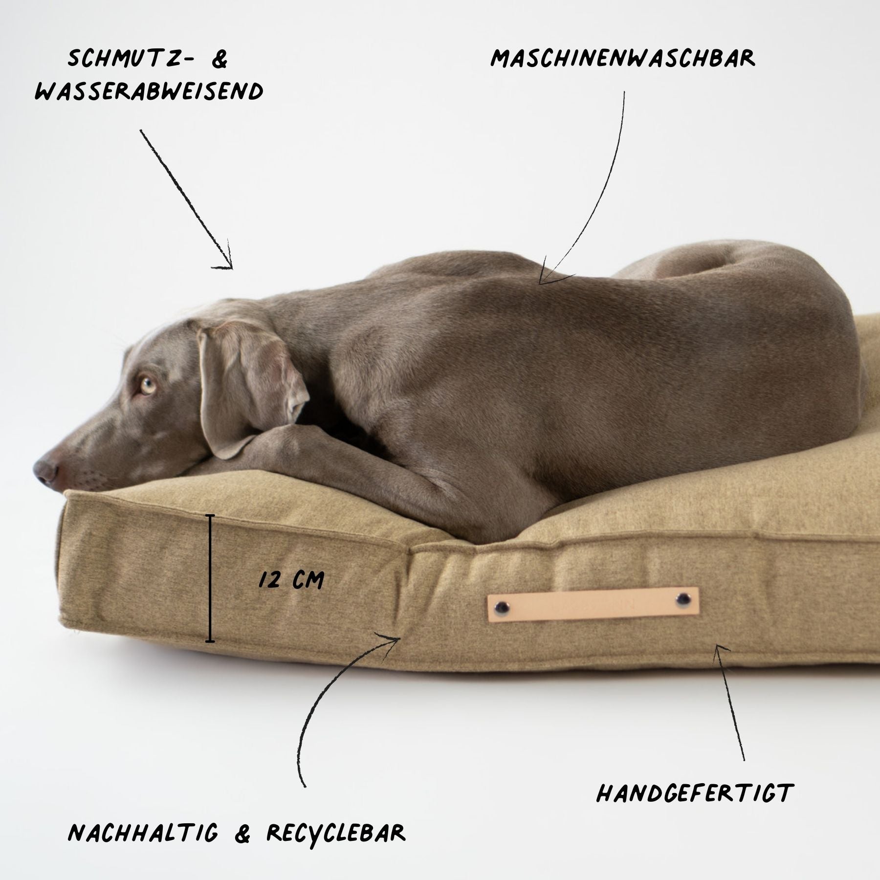 Dieses Bild zeigt ein Hundekissen im nordischen Stil von LABBVENN. Es heißt Møvik und ist in drei Farben und drei Größen erhältlich. Das Bett wird für deinen Hund in sorgfältiger Handarbeit hergestellt, ist nachhaltig und sehr luxoriös. Dies ist die Farbe Biscuit-Braun.